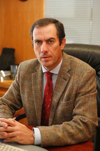 Luis mira 02.JPG